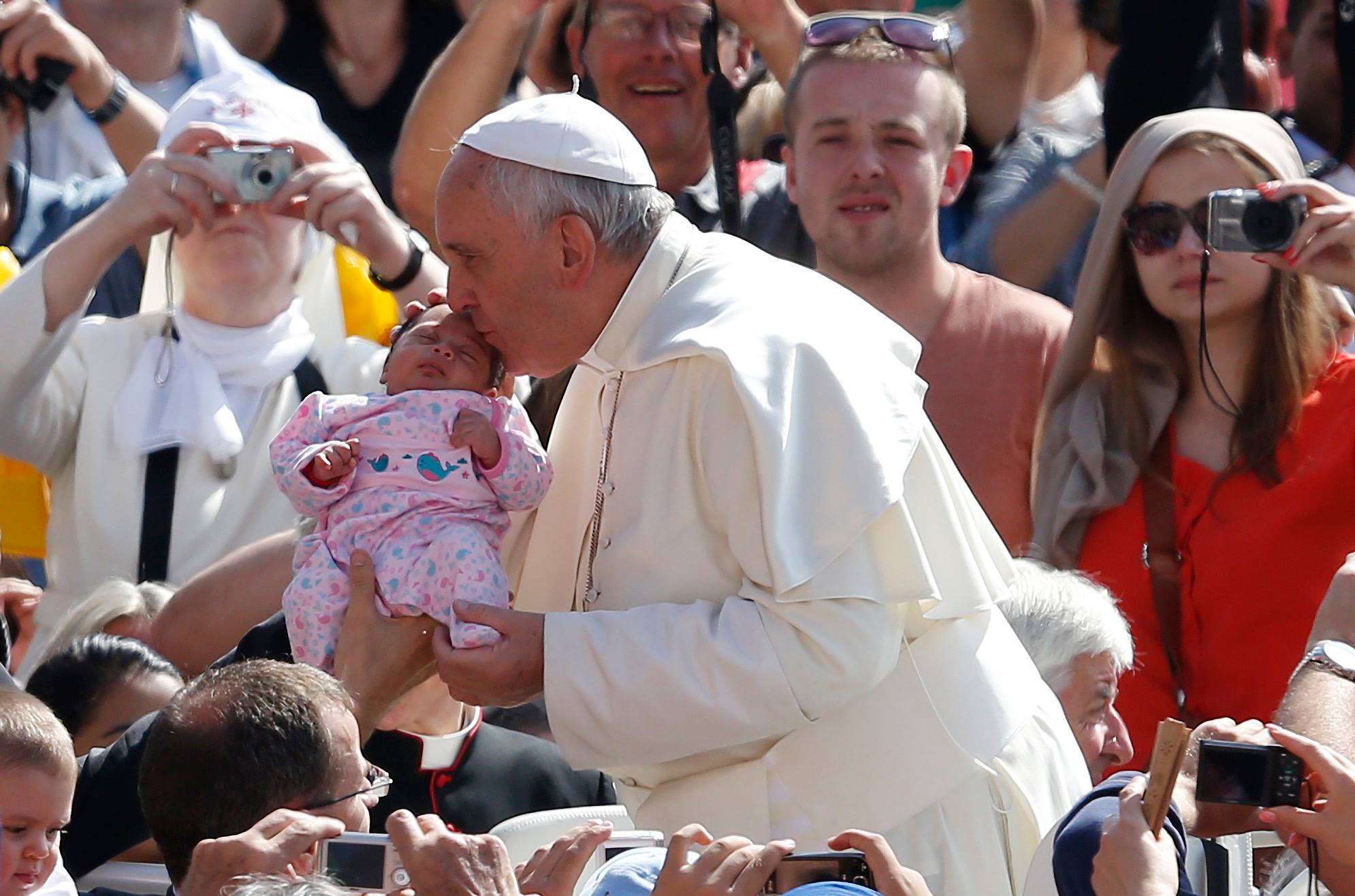 pope francis kisses baby