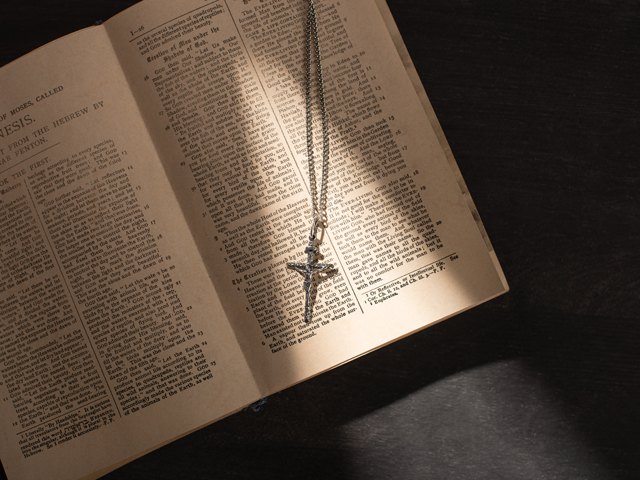 open-bible-640-480