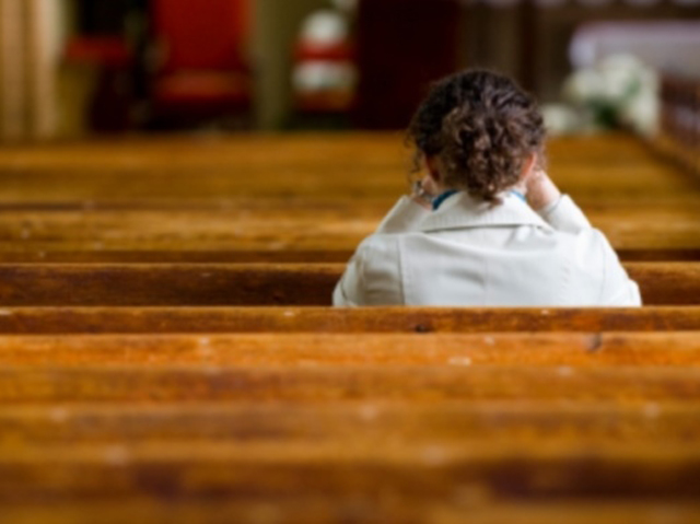 woman-praying-in-church-640-480