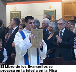 El Libro de los Evangelios se procesa en la iglesia en la Misa